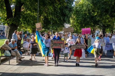 Lviv, Ukrayna, 24 Ağustos 2024 Rusya 'ya karşı savaşa gönderilen genç Ukraynalıların zorunlu alımına karşı halk protestosu. İnsanlar hizmet koşulları hakkında yasayı destekliyor.
