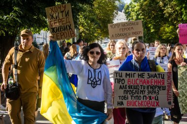 Lviv, Ukrayna, 24 Ağustos 2024 Rusya 'ya karşı savaşa gönderilen genç Ukraynalıların zorunlu alımına karşı halk protestosu. İnsanlar hizmet koşulları hakkında yasayı destekliyor.