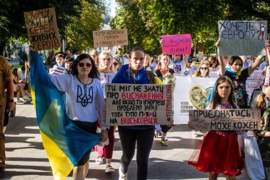 Lviv, Ukrayna, 24 Ağustos 2024 Rusya 'ya karşı savaşa gönderilen genç Ukraynalıların zorunlu alımına karşı halk protestosu. İnsanlar hizmet koşulları hakkında yasayı destekliyor.