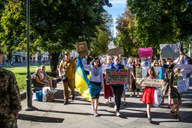 Lviv, Ukrayna, 24 Ağustos 2024 Rusya 'ya karşı savaşa gönderilen genç Ukraynalıların zorunlu alımına karşı halk protestosu. İnsanlar hizmet koşulları hakkında yasayı destekliyor.