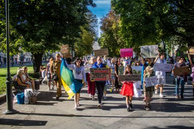 Lviv, Ukrayna, 24 Ağustos 2024 Rusya 'ya karşı savaşa gönderilen genç Ukraynalıların zorunlu alımına karşı halk protestosu. İnsanlar hizmet koşulları hakkında yasayı destekliyor.