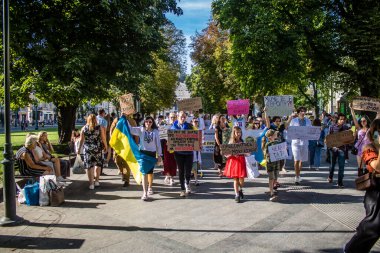 Lviv, Ukrayna, 24 Ağustos 2024 Rusya 'ya karşı savaşa gönderilen genç Ukraynalıların zorunlu alımına karşı halk protestosu. İnsanlar hizmet koşulları hakkında yasayı destekliyor.