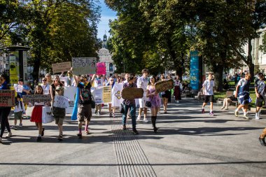 Lviv, Ukrayna, 24 Ağustos 2024 Rusya 'ya karşı savaşa gönderilen genç Ukraynalıların zorunlu alımına karşı halk protestosu. İnsanlar hizmet koşulları hakkında yasayı destekliyor.