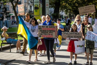 Lviv, Ukrayna, 24 Ağustos 2024 Rusya 'ya karşı savaşa gönderilen genç Ukraynalıların zorunlu alımına karşı halk protestosu. İnsanlar hizmet koşulları hakkında yasayı destekliyor.