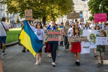 Lviv, Ukrayna, 24 Ağustos 2024 Rusya 'ya karşı savaşa gönderilen genç Ukraynalıların zorunlu alımına karşı halk protestosu. İnsanlar hizmet koşulları hakkında yasayı destekliyor.