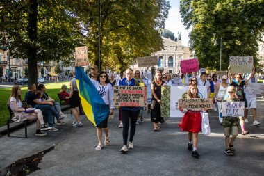 Lviv, Ukrayna, 24 Ağustos 2024 Rusya 'ya karşı savaşa gönderilen genç Ukraynalıların zorunlu alımına karşı halk protestosu. İnsanlar hizmet koşulları hakkında yasayı destekliyor.