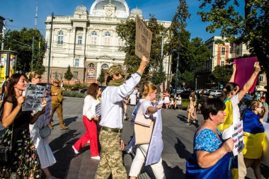 Lviv, Ukrayna, 24 Ağustos 2024 Rusya 'ya karşı savaşa gönderilen genç Ukraynalıların zorunlu alımına karşı halk protestosu. İnsanlar hizmet koşulları hakkında yasayı destekliyor.