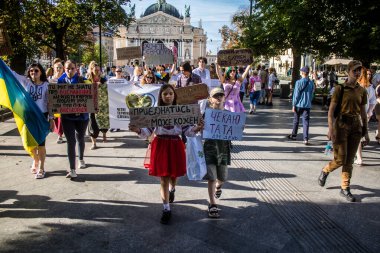Lviv, Ukrayna, 24 Ağustos 2024 Rusya 'ya karşı savaşa gönderilen genç Ukraynalıların zorunlu alımına karşı halk protestosu. İnsanlar hizmet koşulları hakkında yasayı destekliyor.