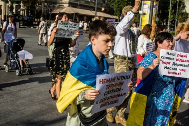 Lviv, Ukrayna, 24 Ağustos 2024 Rusya 'ya karşı savaşa gönderilen genç Ukraynalıların zorunlu alımına karşı halk protestosu. İnsanlar hizmet koşulları hakkında yasayı destekliyor.