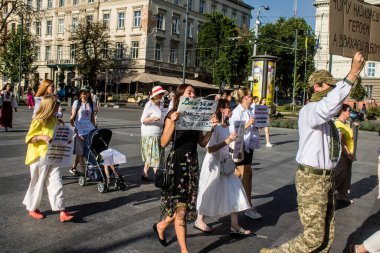Lviv, Ukrayna, 24 Ağustos 2024 Rusya 'ya karşı savaşa gönderilen genç Ukraynalıların zorunlu alımına karşı halk protestosu. İnsanlar hizmet koşulları hakkında yasayı destekliyor.