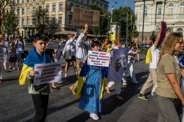 Lviv, Ukrayna, 24 Ağustos 2024 Rusya 'ya karşı savaşa gönderilen genç Ukraynalıların zorunlu alımına karşı halk protestosu. İnsanlar hizmet koşulları hakkında yasayı destekliyor.