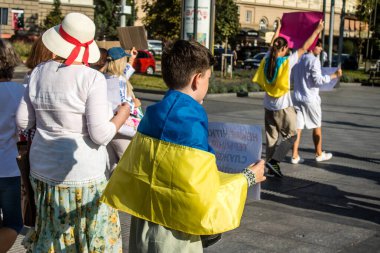 Lviv, Ukrayna, 24 Ağustos 2024 Rusya 'ya karşı savaşa gönderilen genç Ukraynalıların zorunlu alımına karşı halk protestosu. İnsanlar hizmet koşulları hakkında yasayı destekliyor.