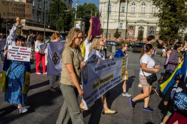 Lviv, Ukrayna, 24 Ağustos 2024 Rusya 'ya karşı savaşa gönderilen genç Ukraynalıların zorunlu alımına karşı halk protestosu. İnsanlar hizmet koşulları hakkında yasayı destekliyor.