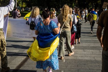 Lviv, Ukrayna, 24 Ağustos 2024 Rusya 'ya karşı savaşa gönderilen genç Ukraynalıların zorunlu alımına karşı halk protestosu. İnsanlar hizmet koşulları hakkında yasayı destekliyor.