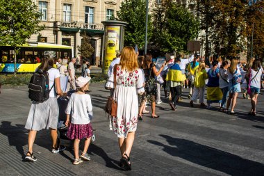 Lviv, Ukrayna, 24 Ağustos 2024 Rusya 'ya karşı savaşa gönderilen genç Ukraynalıların zorunlu alımına karşı halk protestosu. İnsanlar hizmet koşulları hakkında yasayı destekliyor.