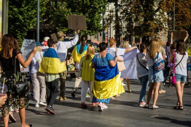 Lviv, Ukrayna, 24 Ağustos 2024 Rusya 'ya karşı savaşa gönderilen genç Ukraynalıların zorunlu alımına karşı halk protestosu. İnsanlar hizmet koşulları hakkında yasayı destekliyor.