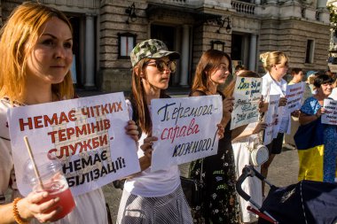 Lviv, Ukrayna, 24 Ağustos 2024 Rusya 'ya karşı savaşa gönderilen genç Ukraynalıların zorunlu alımına karşı halk protestosu. İnsanlar hizmet koşulları hakkında yasayı destekliyor.