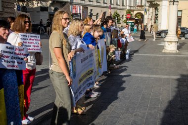 Lviv, Ukrayna, 24 Ağustos 2024 Rusya 'ya karşı savaşa gönderilen genç Ukraynalıların zorunlu alımına karşı halk protestosu. İnsanlar hizmet koşulları hakkında yasayı destekliyor.