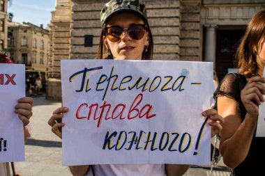 Lviv, Ukrayna, 24 Ağustos 2024 Rusya 'ya karşı savaşa gönderilen genç Ukraynalıların zorunlu alımına karşı halk protestosu. İnsanlar hizmet koşulları hakkında yasayı destekliyor.