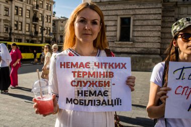 Lviv, Ukrayna, 24 Ağustos 2024 Rusya 'ya karşı savaşa gönderilen genç Ukraynalıların zorunlu alımına karşı halk protestosu. İnsanlar hizmet koşulları hakkında yasayı destekliyor.