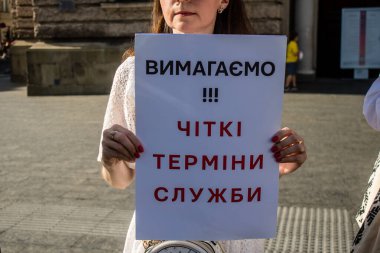 Lviv, Ukrayna, 24 Ağustos 2024 Rusya 'ya karşı savaşa gönderilen genç Ukraynalıların zorunlu alımına karşı halk protestosu. İnsanlar hizmet koşulları hakkında yasayı destekliyor.