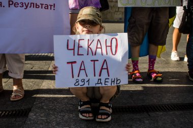 Lviv, Ukrayna, 24 Ağustos 2024 Rusya 'ya karşı savaşa gönderilen genç Ukraynalıların zorunlu alımına karşı halk protestosu. İnsanlar hizmet koşulları hakkında yasayı destekliyor.