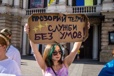 Lviv, Ukrayna, 24 Ağustos 2024 Rusya 'ya karşı savaşa gönderilen genç Ukraynalıların zorunlu alımına karşı halk protestosu. İnsanlar hizmet koşulları hakkında yasayı destekliyor.