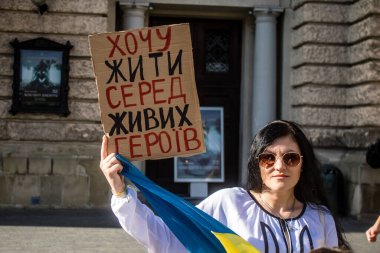 Lviv, Ukrayna, 24 Ağustos 2024 Rusya 'ya karşı savaşa gönderilen genç Ukraynalıların zorunlu alımına karşı halk protestosu. İnsanlar hizmet koşulları hakkında yasayı destekliyor.