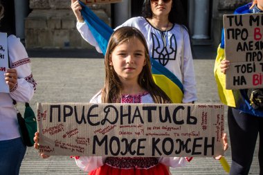 Lviv, Ukrayna, 24 Ağustos 2024 Rusya 'ya karşı savaşa gönderilen genç Ukraynalıların zorunlu alımına karşı halk protestosu. İnsanlar hizmet koşulları hakkında yasayı destekliyor.