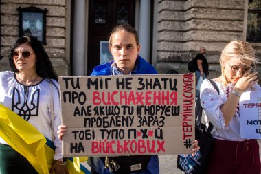 Lviv, Ukrayna, 24 Ağustos 2024 Rusya 'ya karşı savaşa gönderilen genç Ukraynalıların zorunlu alımına karşı halk protestosu. İnsanlar hizmet koşulları hakkında yasayı destekliyor.
