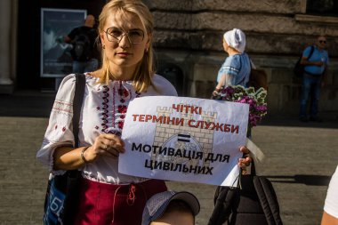 Lviv, Ukrayna, 24 Ağustos 2024 Rusya 'ya karşı savaşa gönderilen genç Ukraynalıların zorunlu alımına karşı halk protestosu. İnsanlar hizmet koşulları hakkında yasayı destekliyor.