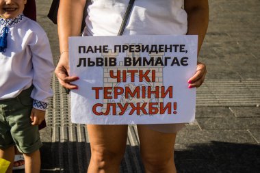 Lviv, Ukrayna, 24 Ağustos 2024 Rusya 'ya karşı savaşa gönderilen genç Ukraynalıların zorunlu alımına karşı halk protestosu. İnsanlar hizmet koşulları hakkında yasayı destekliyor.