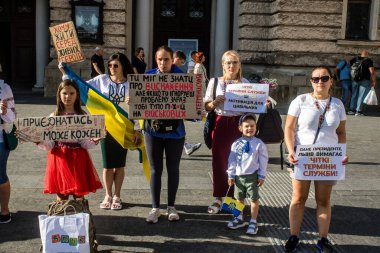 Lviv, Ukrayna, 24 Ağustos 2024 Rusya 'ya karşı savaşa gönderilen genç Ukraynalıların zorunlu alımına karşı halk protestosu. İnsanlar hizmet koşulları hakkında yasayı destekliyor.