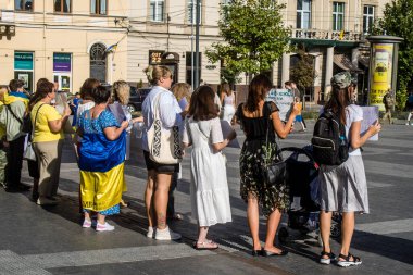 Lviv, Ukrayna, 24 Ağustos 2024 Rusya 'ya karşı savaşa gönderilen genç Ukraynalıların zorunlu alımına karşı halk protestosu. İnsanlar hizmet koşulları hakkında yasayı destekliyor.