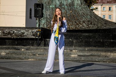 Lviv, Ukrayna, 24 Ağustos 2024 Şarkıcı Karina Kryvenko, Bağımsızlık Günü münasebetiyle Lviv şehir merkezinde sahne alıyor..