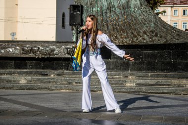 Lviv, Ukrayna, 24 Ağustos 2024 Şarkıcı Karina Kryvenko, Bağımsızlık Günü münasebetiyle Lviv şehir merkezinde sahne alıyor..