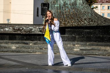Lviv, Ukrayna, 24 Ağustos 2024 Şarkıcı Karina Kryvenko, Bağımsızlık Günü münasebetiyle Lviv şehir merkezinde sahne alıyor..