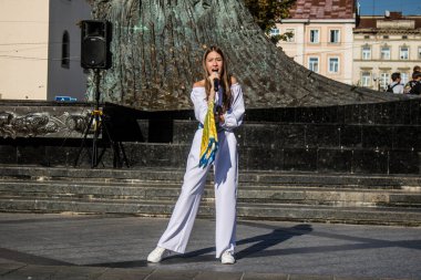 Lviv, Ukrayna, 24 Ağustos 2024 Şarkıcı Karina Kryvenko, Bağımsızlık Günü münasebetiyle Lviv şehir merkezinde sahne alıyor..