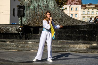 Lviv, Ukrayna, 24 Ağustos 2024 Şarkıcı Karina Kryvenko, Bağımsızlık Günü münasebetiyle Lviv şehir merkezinde sahne alıyor..