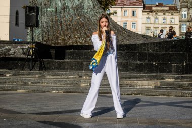 Lviv, Ukrayna, 24 Ağustos 2024 Şarkıcı Karina Kryvenko, Bağımsızlık Günü münasebetiyle Lviv şehir merkezinde sahne alıyor..