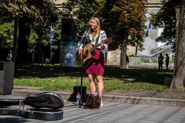 Lviv, Ukrayna, 24 Ağustos 2024 Sokak şarkıcısı Kateryna Pashkevych, Bağımsızlık Günü dolayısıyla Lviv şehir merkezinde sahne alıyor..