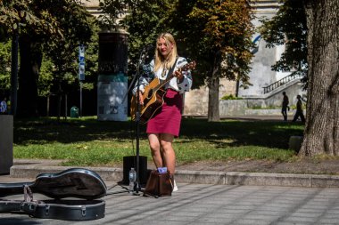 Lviv, Ukrayna, 24 Ağustos 2024 Sokak şarkıcısı Kateryna Pashkevych, Bağımsızlık Günü dolayısıyla Lviv şehir merkezinde sahne alıyor..