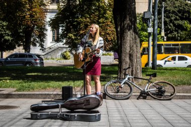 Lviv, Ukrayna, 24 Ağustos 2024 Sokak şarkıcısı Kateryna Pashkevych, Bağımsızlık Günü dolayısıyla Lviv şehir merkezinde sahne alıyor..