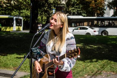 Lviv, Ukrayna, 24 Ağustos 2024 Sokak şarkıcısı Kateryna Pashkevych, Bağımsızlık Günü dolayısıyla Lviv şehir merkezinde sahne alıyor..