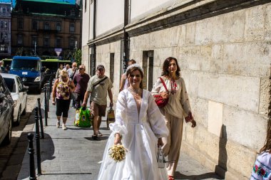 Lviv, Ukrayna, 24 Ağustos 2024 Geleneksel Ukrayna düğünü Lviv 'deki En Kutsal Havariler Kilisesi' nde gerçekleşti..