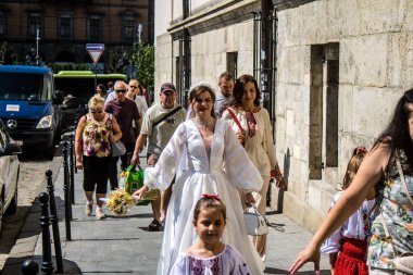 Lviv, Ukrayna, 24 Ağustos 2024 Geleneksel Ukrayna düğünü Lviv 'deki En Kutsal Havariler Kilisesi' nde gerçekleşti..