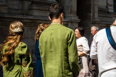 Lviv, Ukrayna, 24 Ağustos 2024 Geleneksel Ukrayna düğünü Lviv 'deki En Kutsal Havariler Kilisesi' nde gerçekleşti..