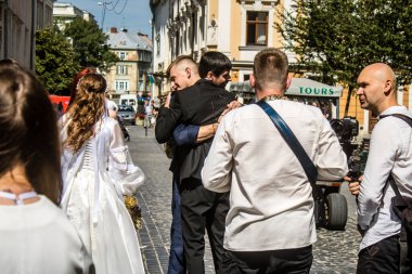 Lviv, Ukrayna, 24 Ağustos 2024 Geleneksel Ukrayna düğünü Lviv 'deki En Kutsal Havariler Kilisesi' nde gerçekleşti..