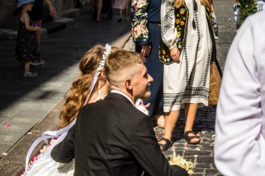 Lviv, Ukrayna, 24 Ağustos 2024 Geleneksel Ukrayna düğünü Lviv 'deki En Kutsal Havariler Kilisesi' nde gerçekleşti..