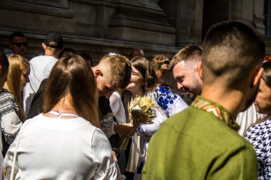 Lviv, Ukrayna, 24 Ağustos 2024 Geleneksel Ukrayna düğünü Lviv 'deki En Kutsal Havariler Kilisesi' nde gerçekleşti..